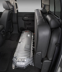 ニッケル水素バッテリーをセカンドシートの下に搭載する。