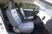 フロントシートは、スポーツカーでよく見られる、ヘッドレスト固定式タイプが採用された。助手席は背もたれの折りたたみが可能で、格納すると最長2mの長尺モノを車内に積載できる。
