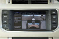 フロント（2カ所）と左右のドアミラー、リアに合計5つのカメラが装備され、その映像はリアルタイムでタッチスクリーンに表示される。