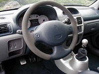 シーケンシャルシフトのレースカーとは異なり、市販モデルの6段MTは、H型のコンベンショナルなもの。足もとにアルミペダルが見える。
    
    