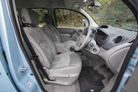 助手席のシートバックは、前倒ししてフラットにもできる。