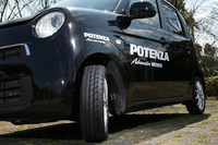 ブリヂストンでは、公道でのスポーティーな走りを重視した“ストリートスポーティータイヤ”「ポテンザ アドレナリンRE003」についても、軽自動車用のサイズを追加設定。軽自動車用タイヤのラインナップ拡充を図っている。