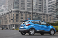 遠目に見ると「ルーテシア」の車高を上げたような印象だが、よく見ると各部のデザインはかなり異なる。
    