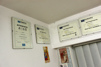 「アウトサローネ・モンテカルロ」の店内。マージさんや彼の息子が受講した技術サービス研修の修了証が、頭上を取り巻く。