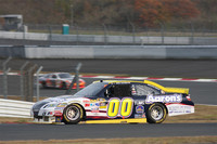 パナソニック（最終）コーナーを立ち上がっていくNASCAR仕様の「カムリ」。ドライバーのデイビッド・ロイティマンいわく「こんなに長いストレートのある右回りのコースを、NASCARで走るのは初めての体験」。