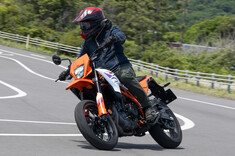 ただのビュンビュン系にあらず！ KTMのスーパーモト「390 SMC R」が持つ好バランスな走りに触れた。