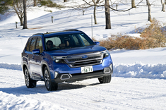 新型「フォレスター」の2つのパワートレインを雪道で比較。それぞれの得手不得手を考える。