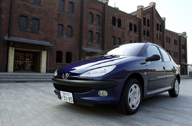 【スペック】206スタイル（5MT）：全長×全幅×全高＝3835×1670×1440mm/ホイールベース＝2440mm/車重＝1000kg/駆動方式＝FF/1.4リッター直4SOHC8バルブ（74ps/5500rpm、12.2kgm/2600rpm）/車両本体価格＝165.0万円（テスト車＝168.0万円/オーディオ）