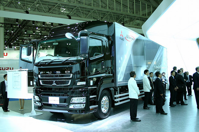 三菱ふそうの新型「スーパーグレート」。ちょっとワルな感じです。