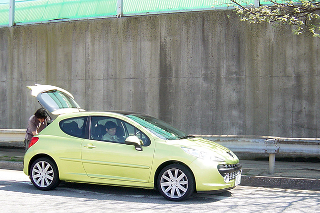 撮影準備をする高橋カメラマンとタクロー先輩。この日は、とてもいい天気でライトグリーンの207とともに春を感じる一日でありました。
