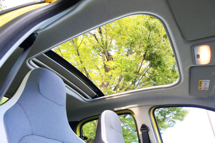 キャンバストップの開閉は電動式で、開口部の広さを自由に調整できる。