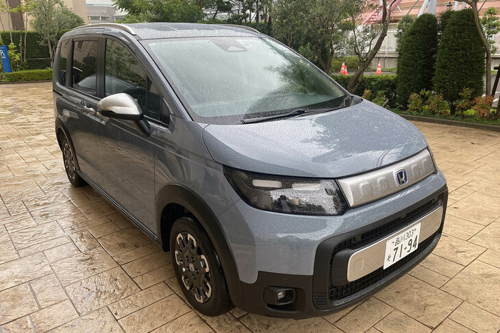 専用のフロントグリルやロワーガーニッシュ、ホイールアーチプロテクター、ルーフレールなどでアクティブなスタイルが表現された「クロスター」。