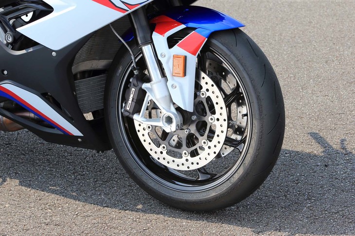 「Mパッケージ」仕様車には、軽量・高剛性なカーボン製のホイールがおごられる。試乗車には、メッツラーの「レーステックRR」タイヤが組み合わされていた。