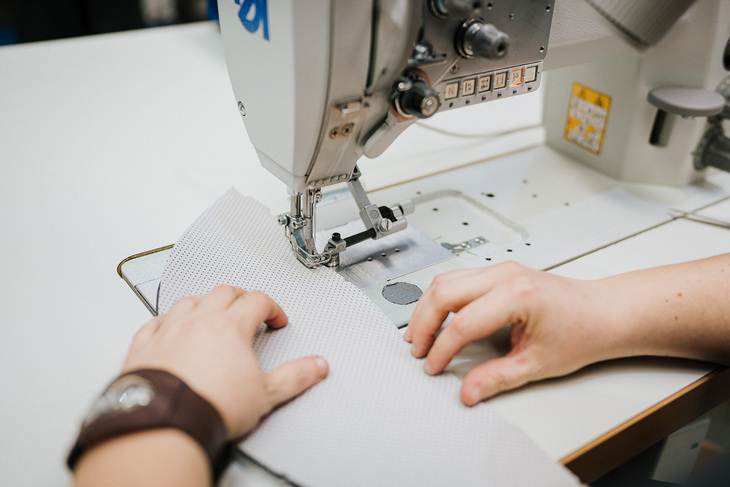 ナッパレザーのシートも人の手によって仕立てられている。