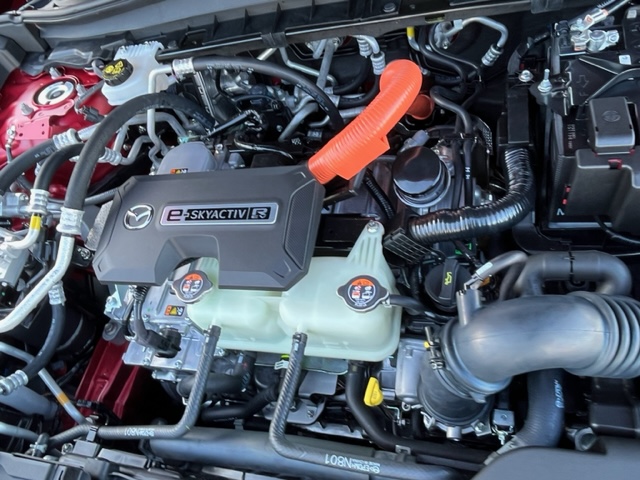 「MX-30ロータリーEV」のボンネットの下にはマツダのご神体が積まれている。