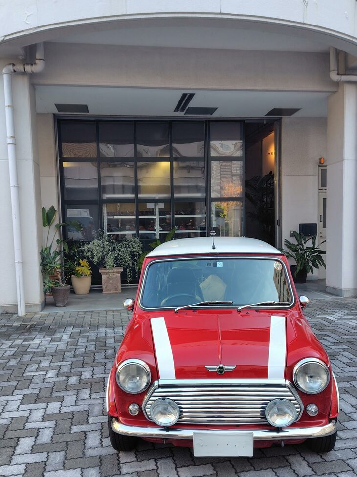 東京都荒川区にあるネグローニの工房と、記者の朋友S氏の「ローバーMini」。