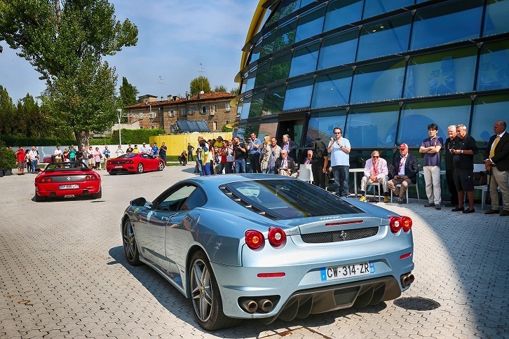 マラネッロの市街地で行われたフェラーリパレードの様子。