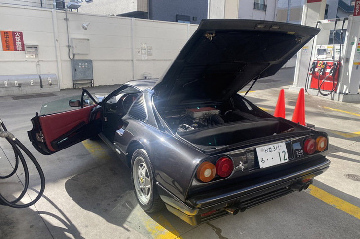 “黒まむしスッポン丸”ことわが愛車1989年モデルの「フェラーリ328GTS」。ヨーロッパ仕様の後期型で、2019年の11月に購入した。この世のもとは思えない快音を奏でるマフラー「キダスペシャル」を装着している。