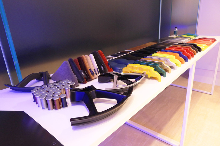 「アストンマーティン・ヴァンキッシュ ヴォランテ」のカラーサンプル。