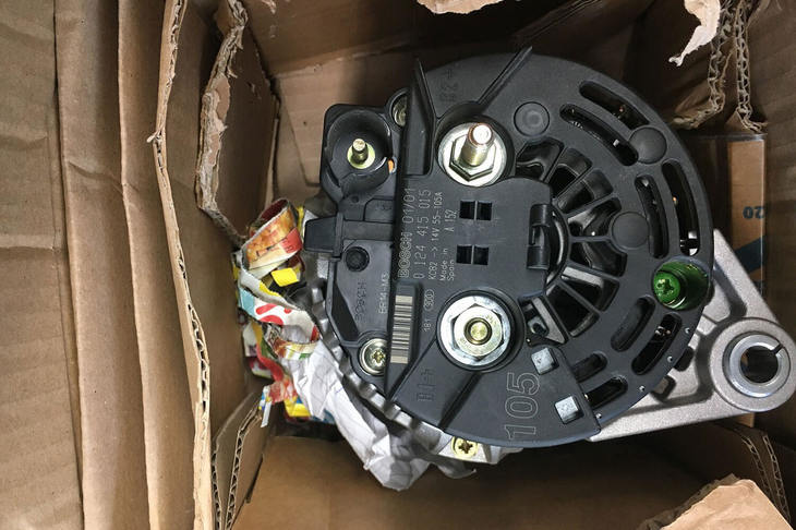 K氏が以前eBayでドイツから取り寄せたオルタネーター。コロナショック以前でも、届くまでに2カ月を要した。