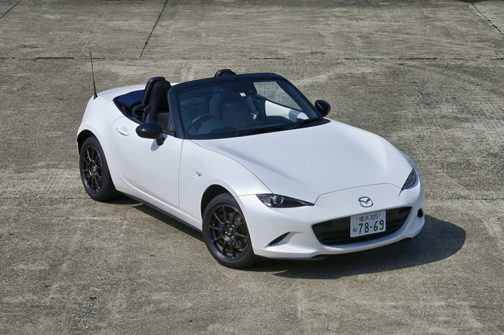 ボディーの軽さと、低い速度域でも楽しめる操縦性を兼ね備えた「マツダ・ロードスター990S」。6段MTのみの設定となり、カーマニア限定で熱狂的に受け入れられた。