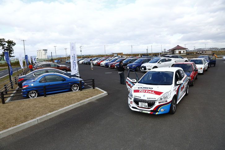 「プジョー・ライオン・ラリー」はスピードを競う競技ではなく、一定区間を正確な時間で走るレギュラリティーラン形式をとる。