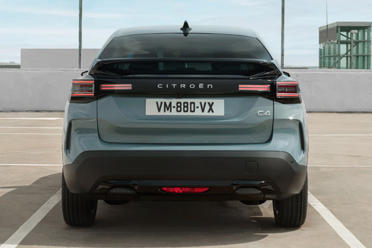 「シトロエンC4」のリアビュー。従来のダブルシェブロンのブランドバッジを「CITROËN」のアルファベットに置き換え、フロントと同様に3つのセグメントに分割された特徴的なLEDランプシグネチャーを採用する。