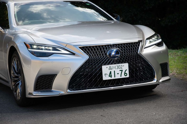 フロントバンパーのコーナー部分に縦のキャラクターラインが追加されたほか、その下にあるメッキモールがサイドまで回り込む形状に変更された。