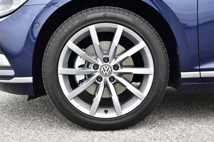 「パサートヴァリアントTDIハイライン」には、10スポークデザインの18インチアルミホイールが装着される。