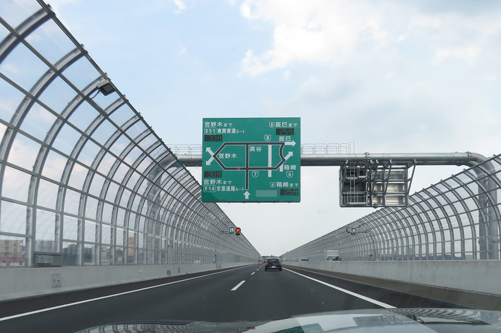 渋滞情報を知らせる掲示板。箱崎、辰巳、宮野木と聞きなれたJCT名を見ると「ほうほう、ここがこうつながるのか」と実感がわく。市川に実家がある身としては、結構便利になりそう。