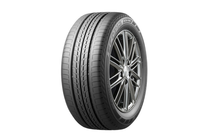 2012年11月に発売されたブリヂストンの電気自動車専用低燃費タイヤ「エコピアEV-01」。ブレーキング時にタイヤに大きな負荷がかかりやすいというEVの特徴に合わせた専用設計が施されている。