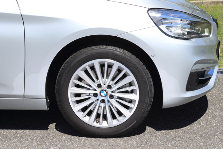 「225xe」の「ラグジュアリー」には、「Mスポーツ」と同じく205/55R17サイズのタイヤが装着される。