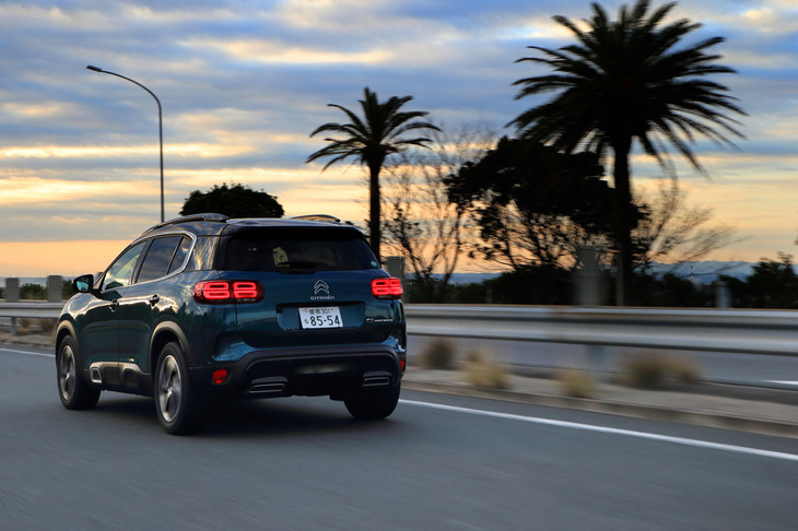 高速道路やワインディングロードでは、高い走行安定性やしっかりとしたハンドリングの特性も実感。「ブルーアースXT AE61」は、運転しやすく、かつ疲れにくいタイヤといえるだろう。