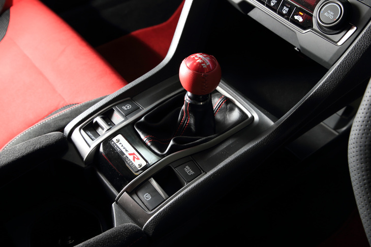 シフトノブには、変速操作のショートストローク化を実現するクイックシフターを用意。節度感のあるシフトフィールを実現するとともに、操作性も改善している。