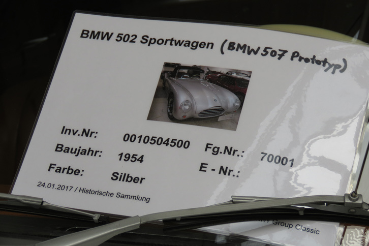 「BMW 502シュポルトヴァーゲン」のフロントウィンドウに置かれていた説明書き。手書きによる追記がなんだかほほ笑ましい。