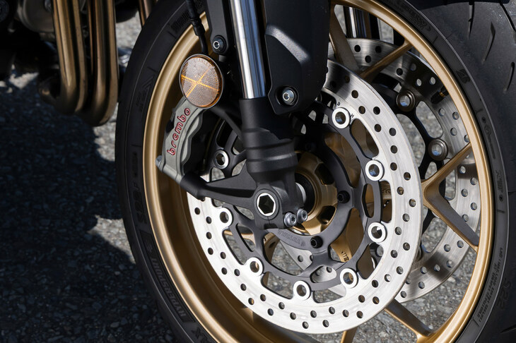 ブレーキは前がφ310mmのフローティングダブルディスクと対向4ポッドラジアルマウントキャリパー、後ろがφ240mmのシングルディスクと1ポッドキャリパーの組み合わせだ。「SP」モデルではフロントにブレンボの「STYLEMA」キャリパーを採用しており、制動性能の安定性向上やバネ下重量の軽減を図っている。