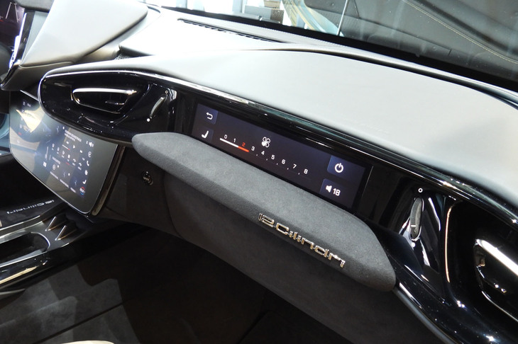 フェラーリ12チリンドリ（助手席用ディスプレイ）