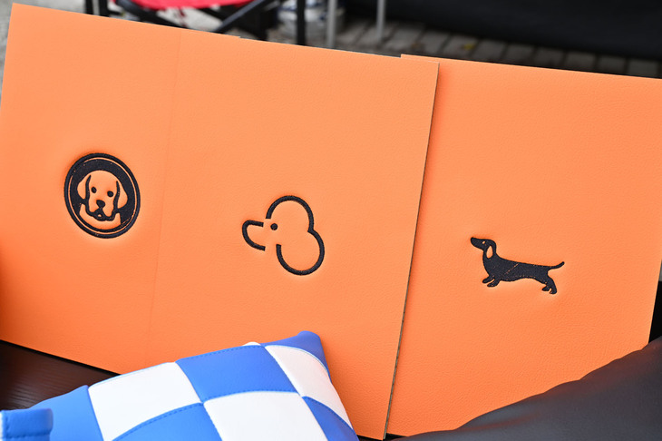 展示車のヘッドレストにはフレンチブルドッグのアイコンが描かれていたが、写真の3種類も選べるようになるそうだ。愛犬家のこだわりに応じた格好だ。