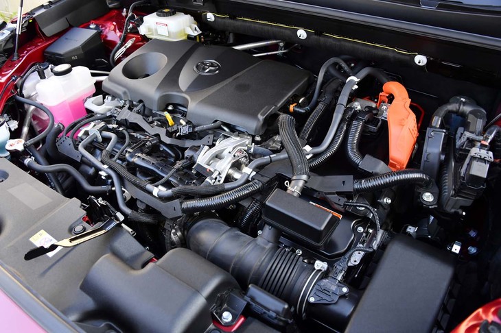 2.5リッター直4エンジンをモーターがアシストするハイブリッドユニット。システム最高出力は222PS（163kW）で、WLTCモードの燃費値は、4WD車の場合で20.6km/リッターと公表される。