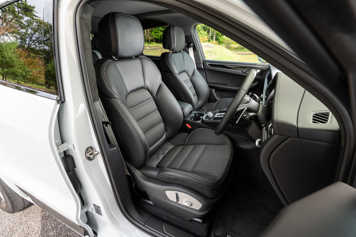 シートには8way電動調整式のヒーター付きスポーツシートを標準で採用。前席のヘッドレストには、エンボス加工のポルシェクレストが施される。