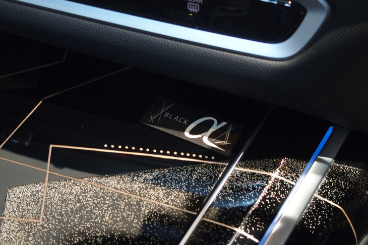 BMW X7ブラックアルファ（センターコンソールのエンブレム）