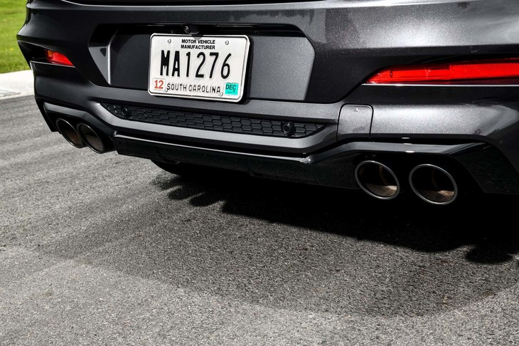 
	4本出しのテールパイプもブラックのカラーリングで統一されている。写真は「X4 Mコンペティション」のもの。
	