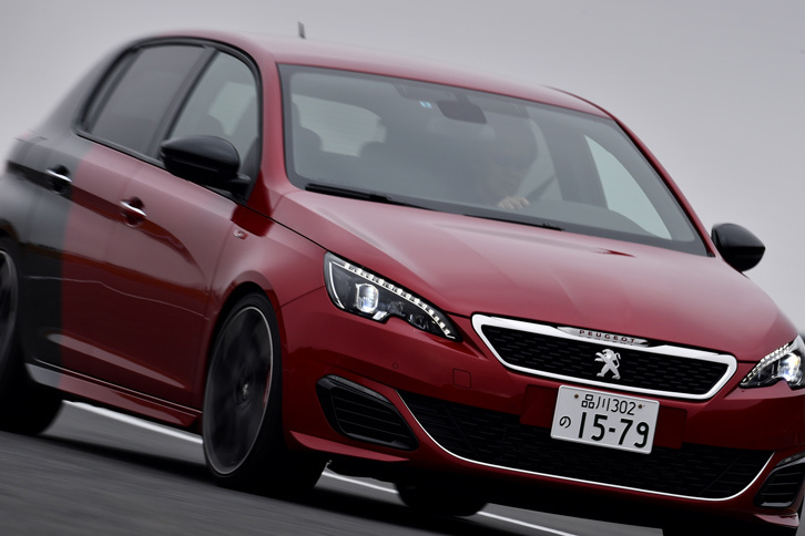 フロントバンパー内には、エンジン出力を高めるために、新設計のインタークーラーが搭載されている。