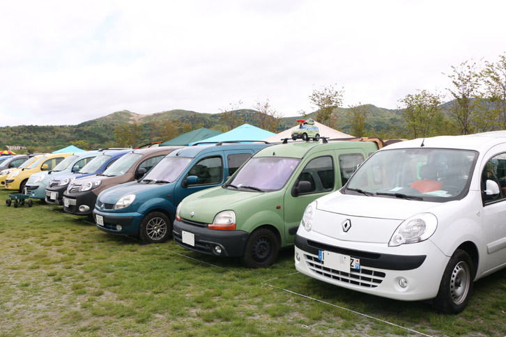 「カングー」専用駐車場の散策も同イベントの楽しみのひとつ。展示の演出に凝るオーナーも見受けられる。今回は、親子カングーを発見。