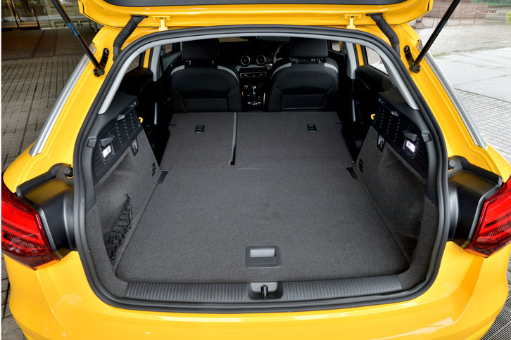荷室容量は5人乗車時で405リッター。後席を倒せば最大1050リッターまで広がる。