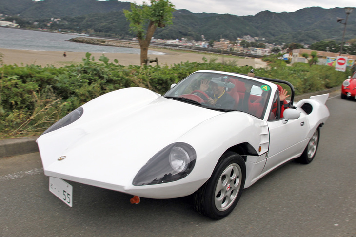 「熱海G.P. RUN」と題された熱海市内のショートツーリングに向かう、1991年「ユーノス・ロードスター」がベースの「マッハ号」……なんだけど、ストライプやゼッケンを剝がしてしまっているので、どうもピンとこない感じ。