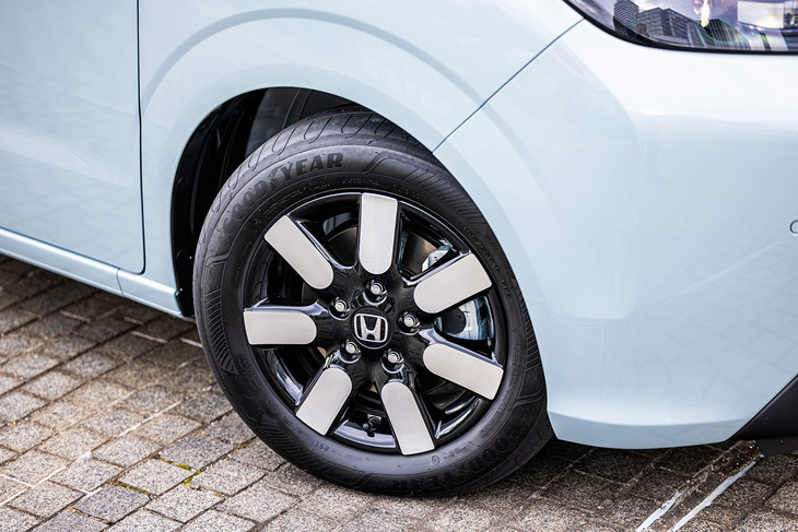 「フリード エアーEX」には、7本スポークデザインの15インチアルミホイールが標準で装備される。今回の試乗車は、185/65R15サイズの「グッドイヤー・エフィシェントグリップ パフォーマンス2」タイヤを組み合わせていた。