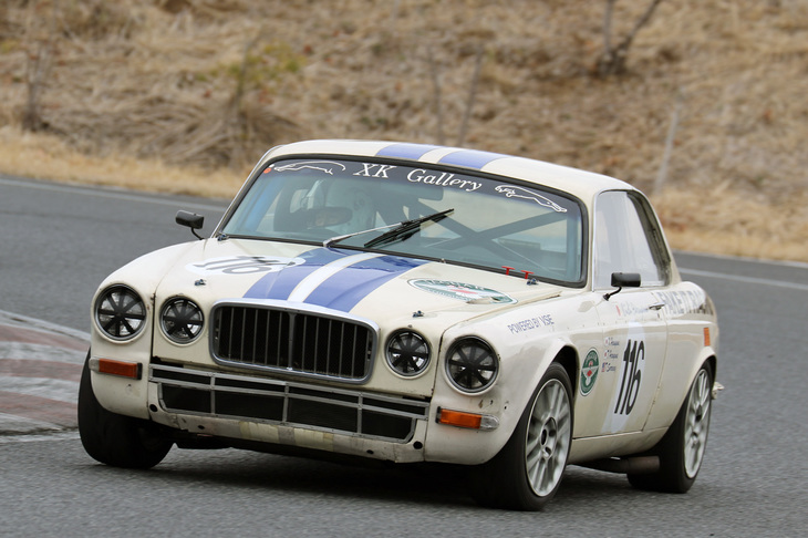 予選3位から2位でフィニッシュしたが、「MGB」のペナルティーにより1位に繰り上がった「ジャガーXJ6C」。ただしTBCCは原則として排気量2リッター以下のモデルが対象のため、4.2リッターのXJ6Cは賞典外（記録には残るが表彰されない）となる。