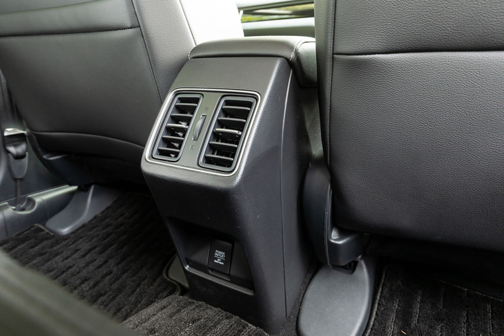 広いだけではなく、後席にもエアコンの吹き出し口を完備。このセグメントではぜいたくな装備だ。