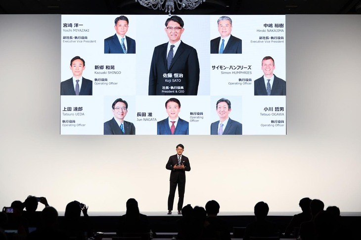 新経営陣を紹介する、佐藤恒治 トヨタ自動車次期社長。経営に関しては「サッカーのチームのように柔軟にフォーメーションチェンジしつつ、課題に対応」「そのキャプテンとしてチームの力を最大化させるのが自分の役目」などと抱負を述べた。